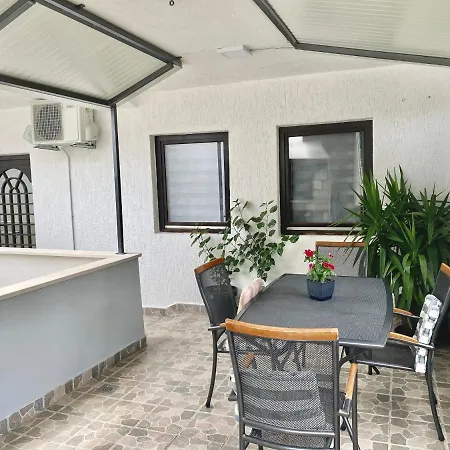 Nikola Apartment
